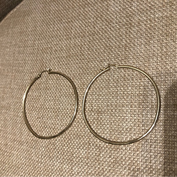 *Sold* 14kt Gold Hoop earrings - Picture 11 of 13